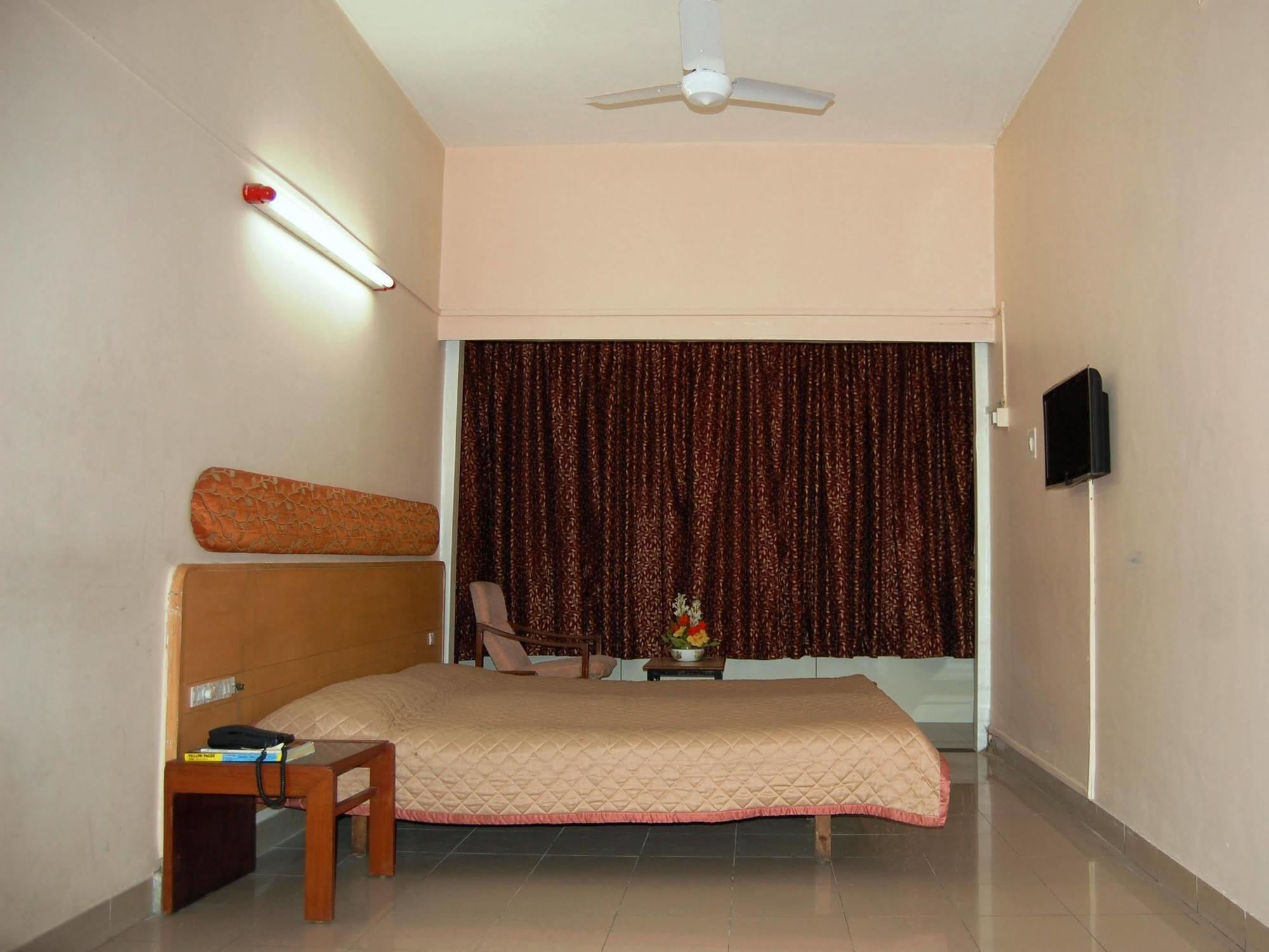 Hotel Raviraj Pune Ngoại thất bức ảnh